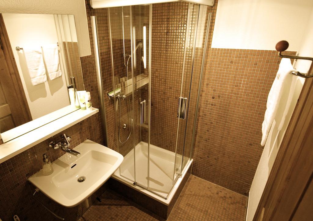 Doppel-/Zweibettzimmer mit Gemeinschaftsbad